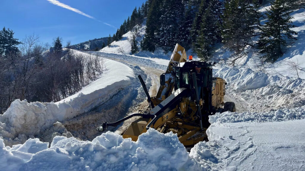 Snow plow on the north ogden divide